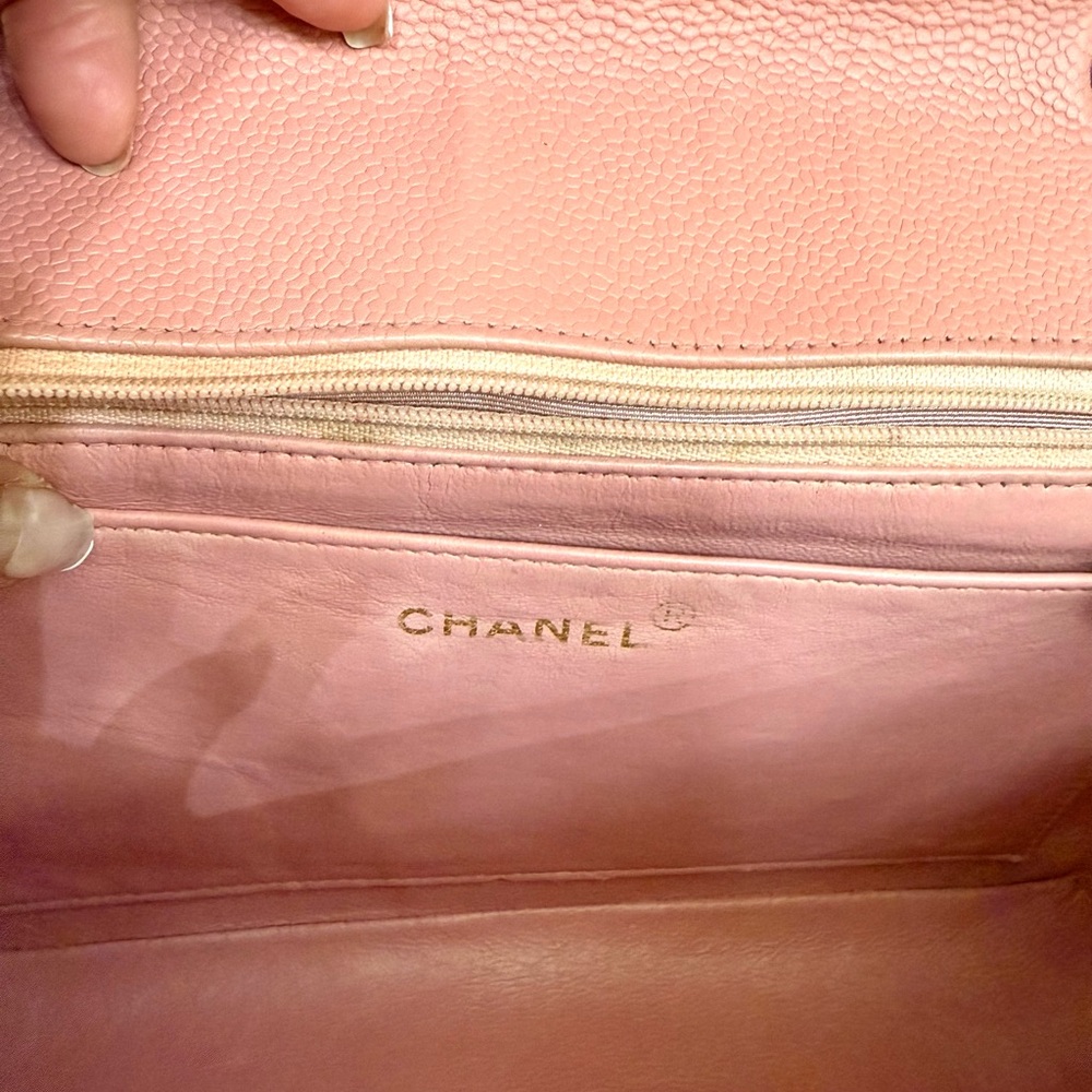 Chanel Diana Bag Vintage Pink Medium Shoulder Bag with Gold Accents - Picture 14 of 16